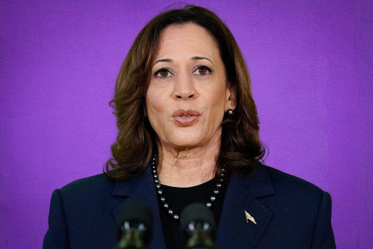 Photo: Kamala Harris Accidentally Claps to Song Protesting Her