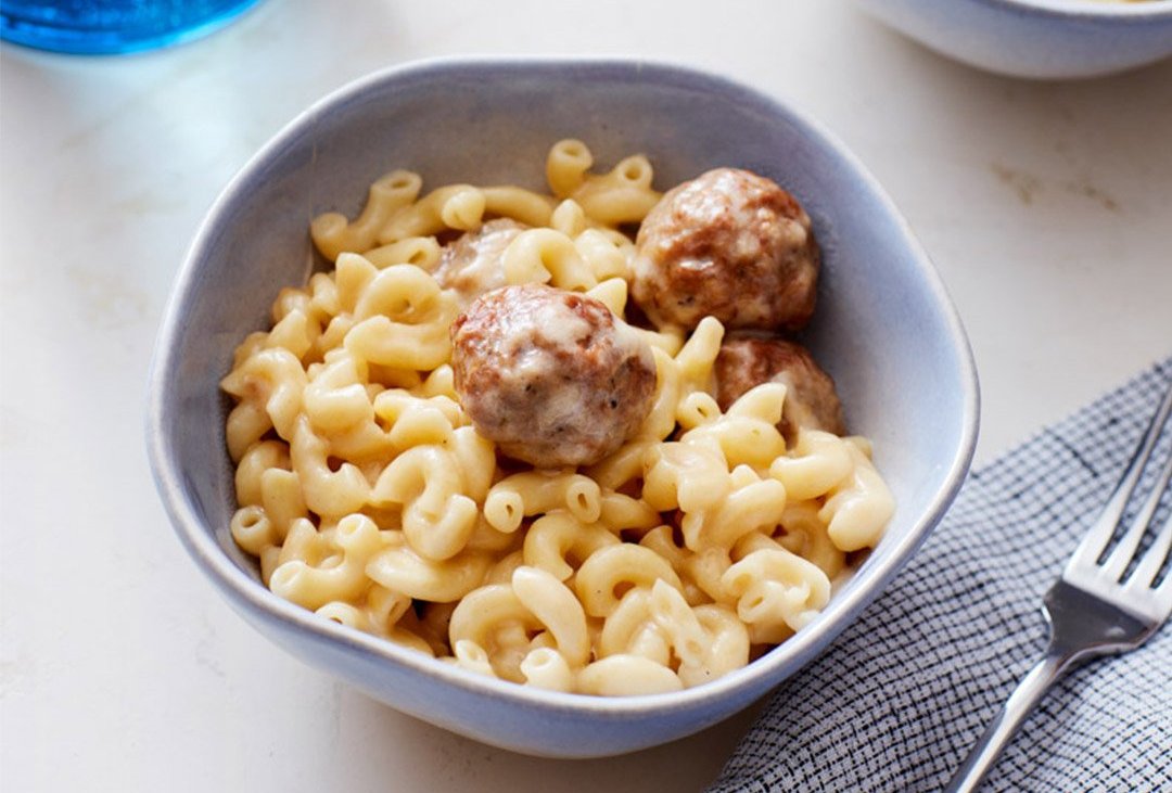 🧀 Thursday: Mac and Cheese and Meatballs Thursday deserves a treat, and what's more comforting than Mac and Cheese with a twist? Add meatballs for a meal that's pure joy. 