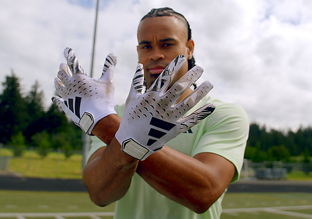 HOW TO CLEAN FOOTBALL GLOVES