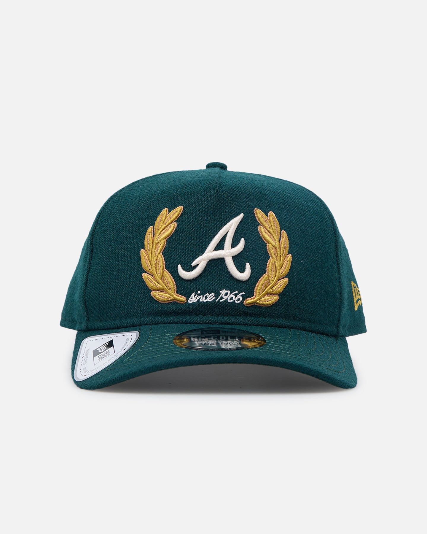 Image of New Era Atlanta Braves 'Heritage Golf' Pre-Curved Golfer Snapback Cilantro Green