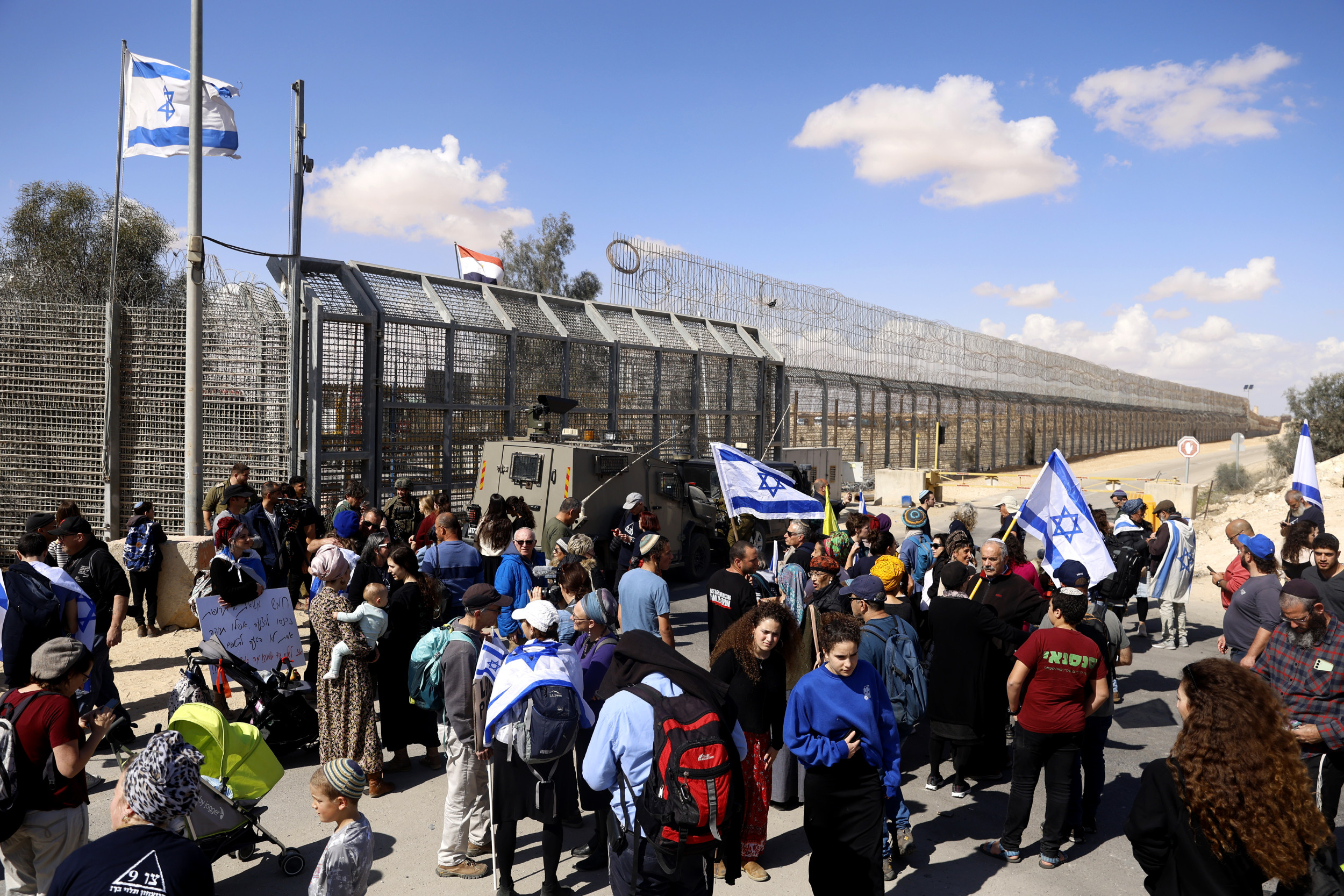 Photo: UN Workers Call on Israel to Establish Order as Chaos Hampers Aid in Gaza