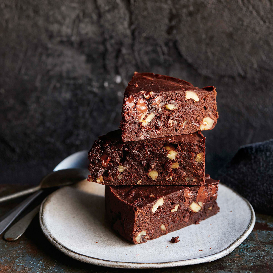 🌰 Fudge Brownie Cake with Toasted Walnuts Wrap up the week with a nutty twist! Fudge Brownie Cake with Toasted Walnuts—it's like a chocolate party in your mouth.