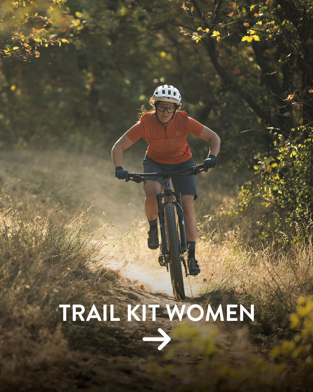 A woman riding with the SCOTT Trail collection gear