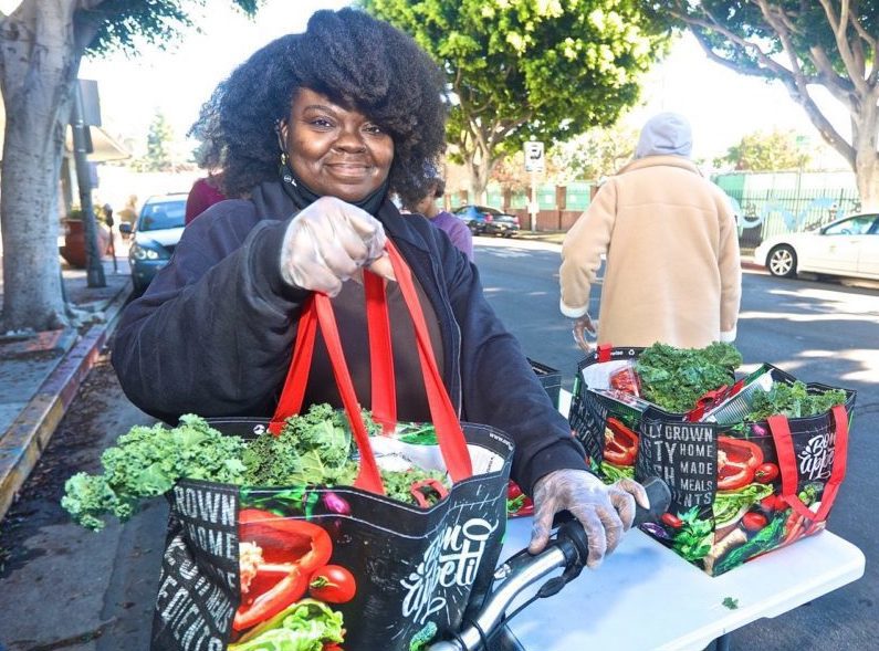 🍎 L.A.’s Vegan Food Bank Doesn’t Want To Preach Plant-based