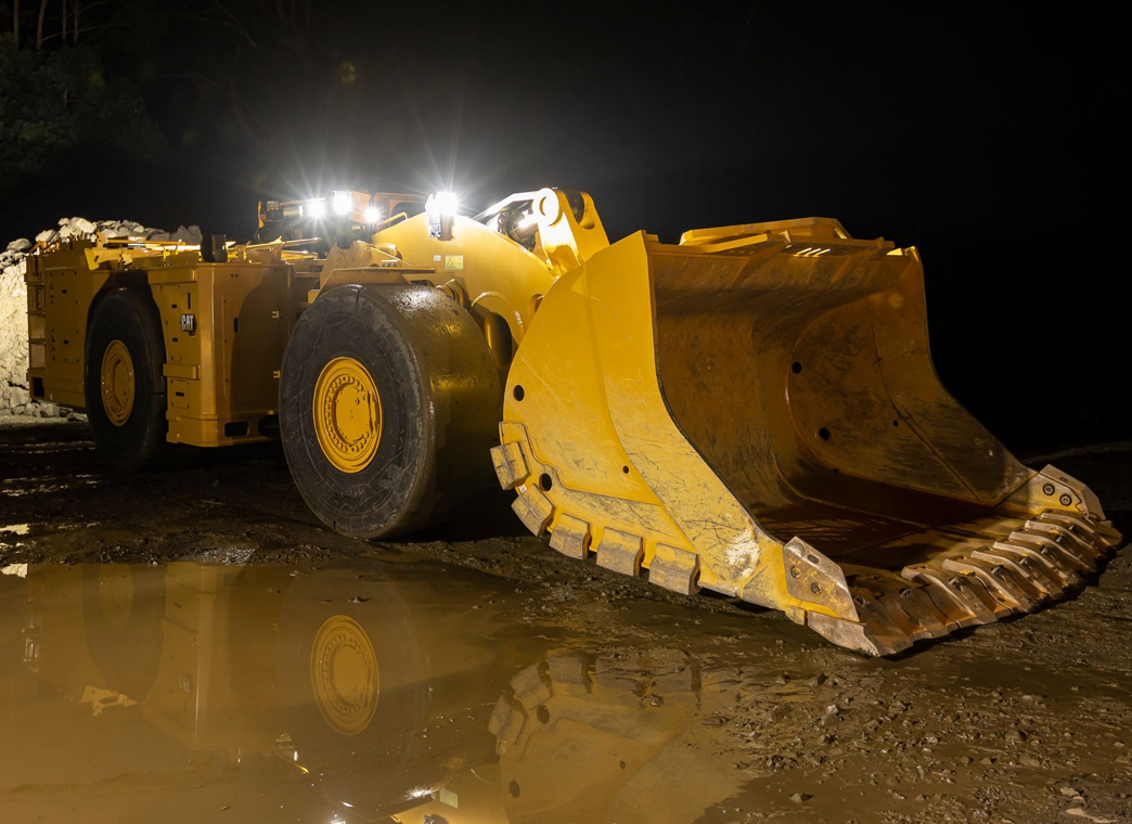 Cat® Underground Loader with Bucket