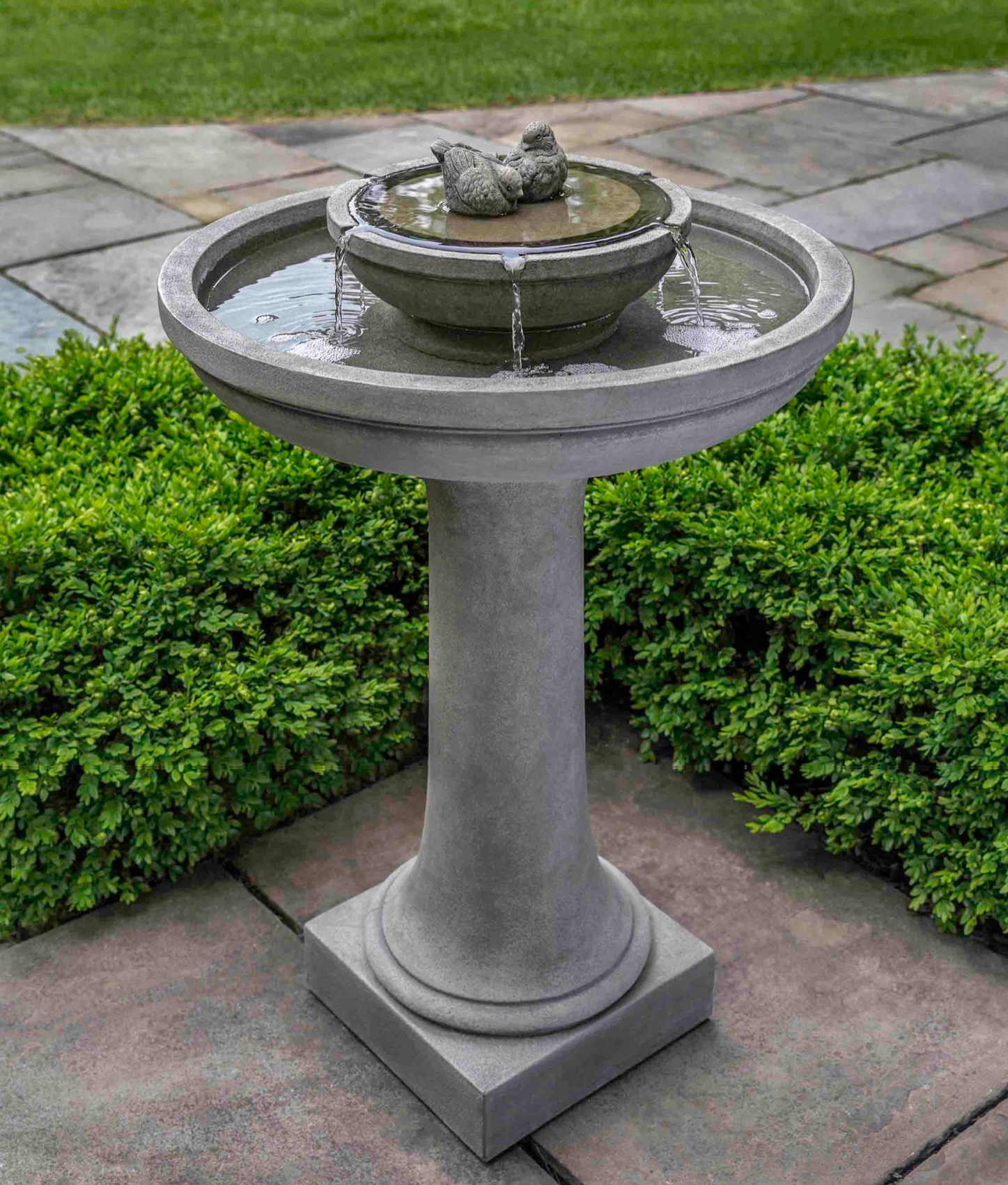 Dolce Nido Birdbath Fountain