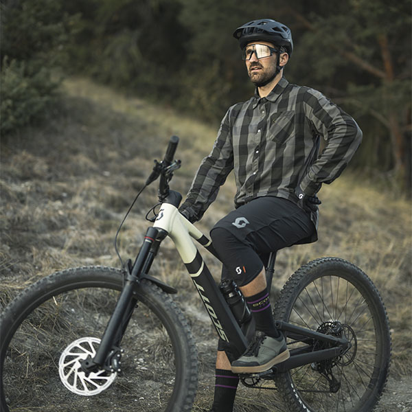 A man on his bike with the SCOTT trail collection gear