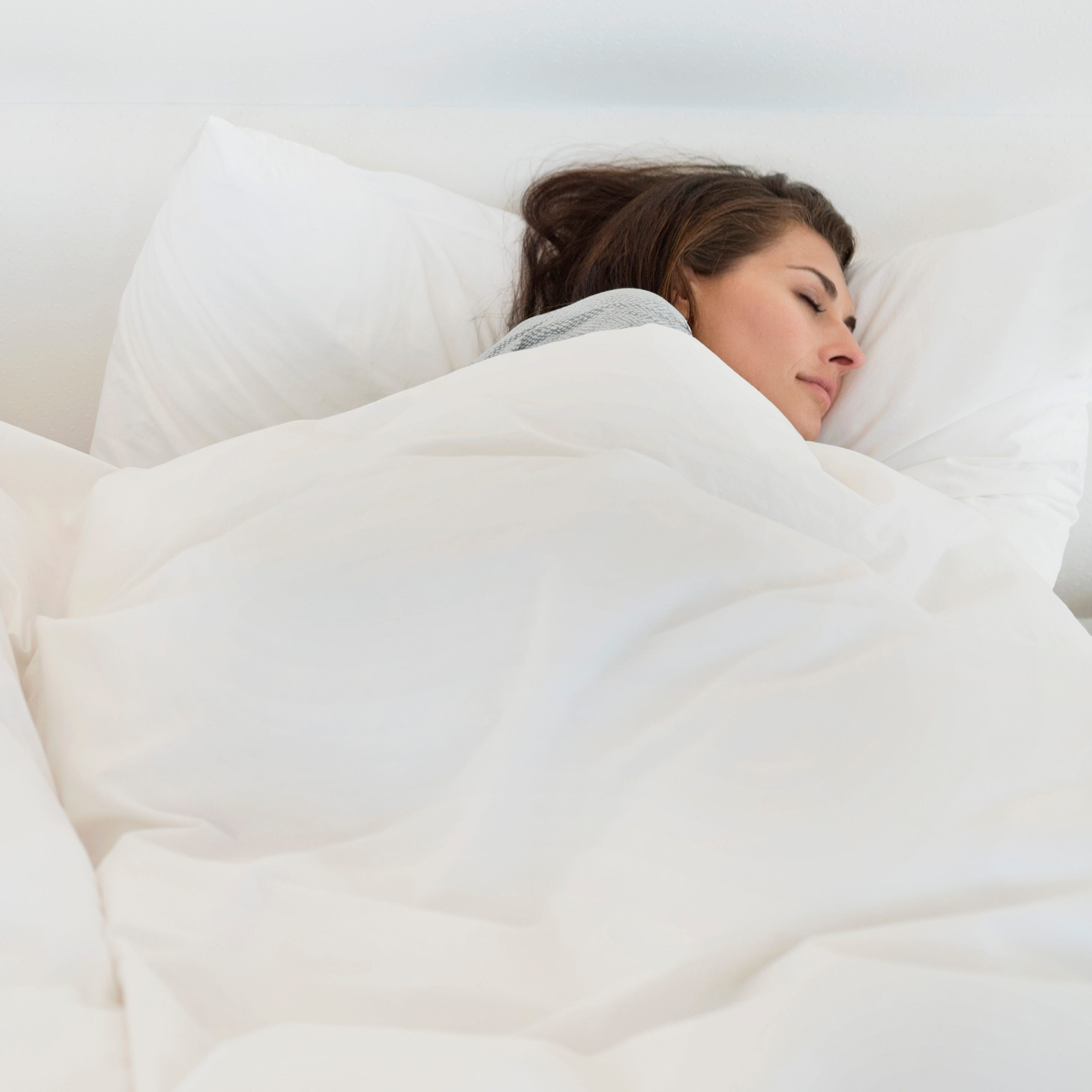 Why More and More Couples Are Trying the Scandinavian Sleep Method