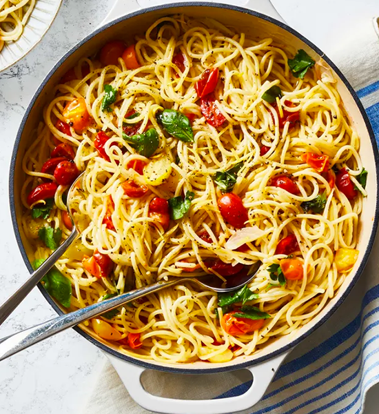 Spaghetti with tomatoes and basil