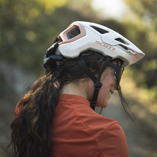 A woman wearing a SCOTT helmet from the trail collection