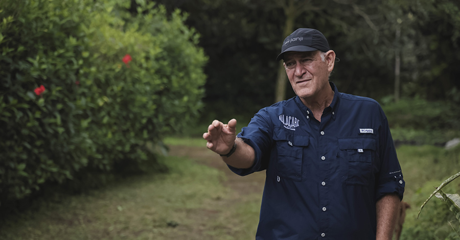 Coffee farmer Guillermo Álvarez Prunera on his farm directing workers