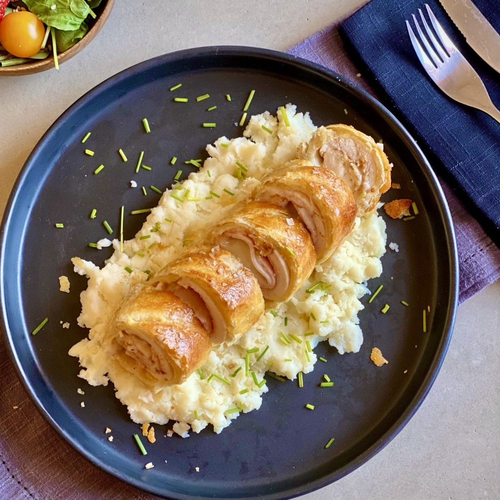 🍽️ Thursday Indulgence: Cordon Bleu Chicken Thursday calls for something extraordinary. Indulge in the elegance of Cordon Bleu Chicken with Puff Pastry.