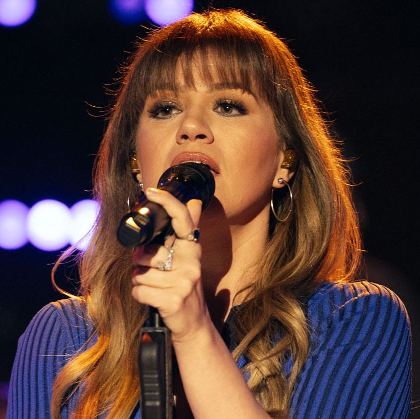 Kelly Clarkson Fans Declare the Singer a 