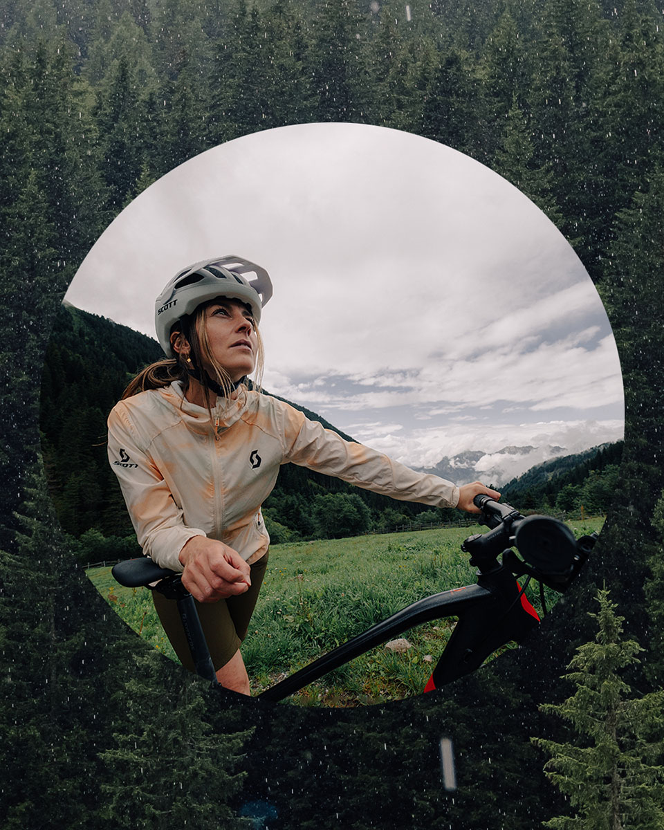 A woman riding with the SCOTT Mountain Wear Collection