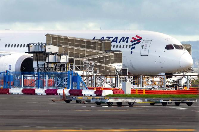 Boeing Latam plane