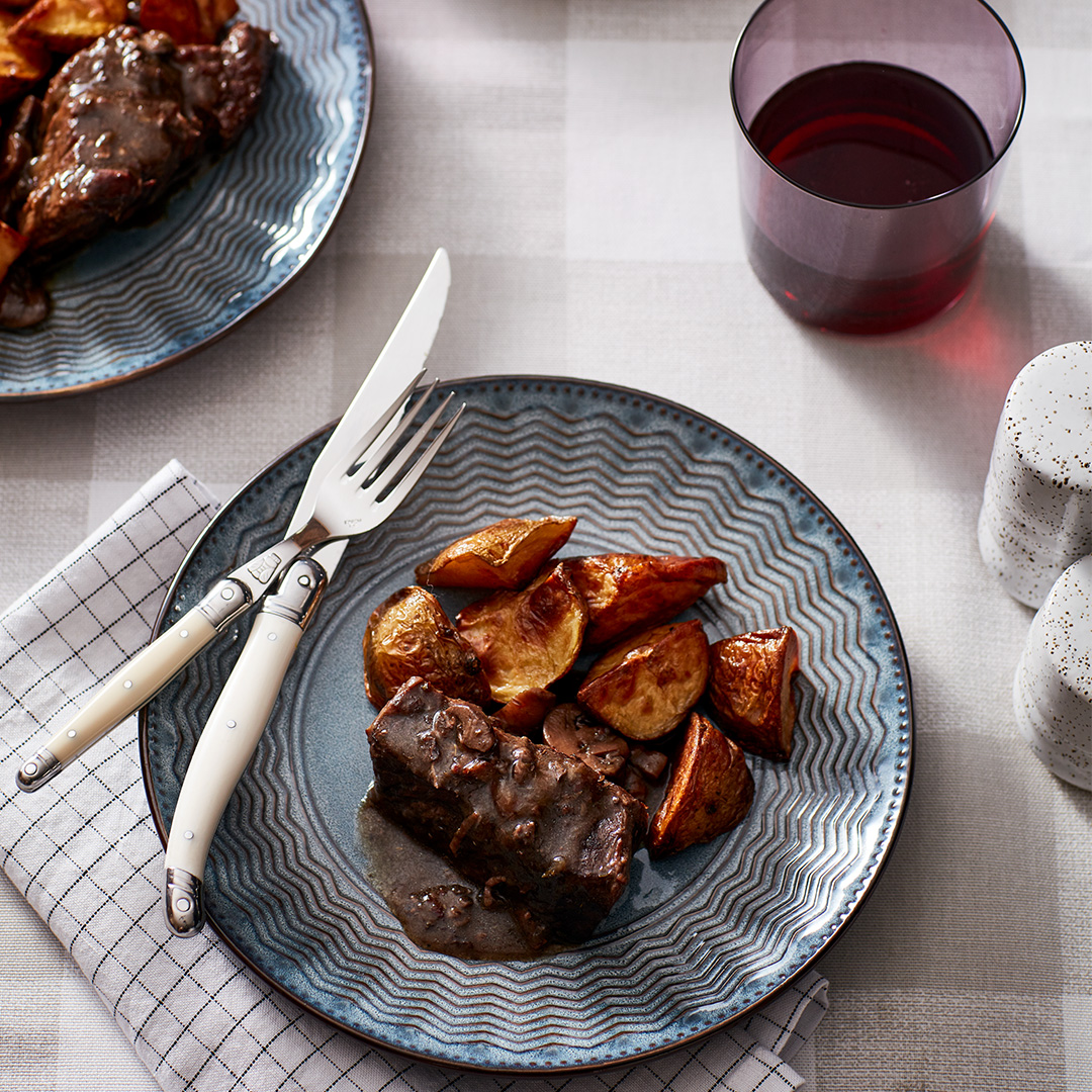 🍖 Friday Feast: Bistro-Style Braised Short Ribs Kick off the weekend with a Friday feast! Bistro-Style Braised Short Ribs with Mushrooms will elevate your dining experience.