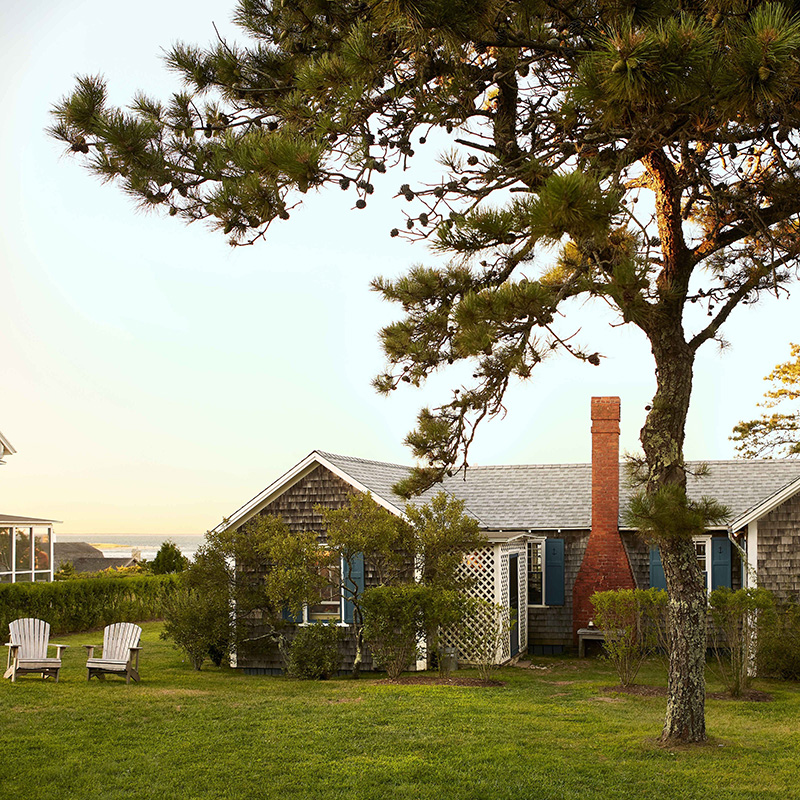 This Martha's Vineyard Beach Cottage Offers a Crash Course in the Art of Easy, Breezy