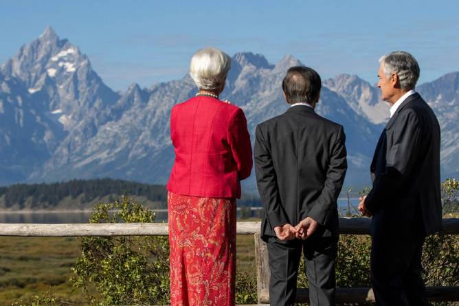 President of the European Central Bank Christine Lagarde (L), Bank of Japan Gov. Kazuo Ueda (C), and Federal Reserve Chair Jerome Powell (R) at the Jackson Hole Economic Symposium in 2023