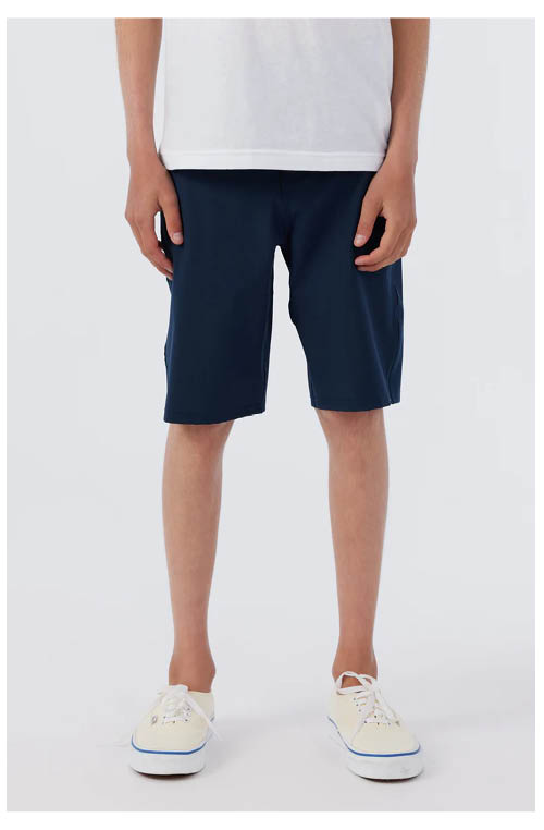 BOY'S RESERVE SOLID 18" HYBRID SHORTS