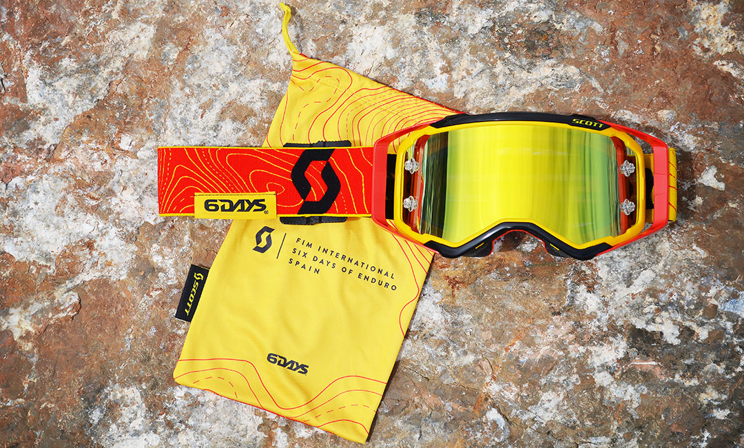 The SCOTT prospect goggle with the matching goggle bag