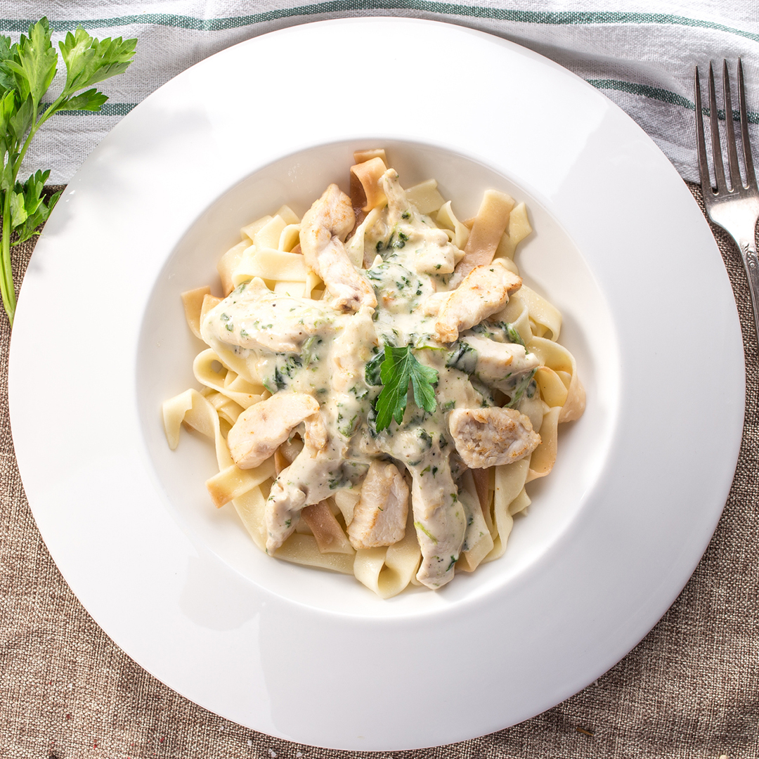 🍝 Monday: Chicken Fettuccini Alfredo Monday blues? Not with this creamy and dreamy Chicken Fettuccini Alfredo. It's the kind of comfort that turns ordinary nights into extraordinary ones. 