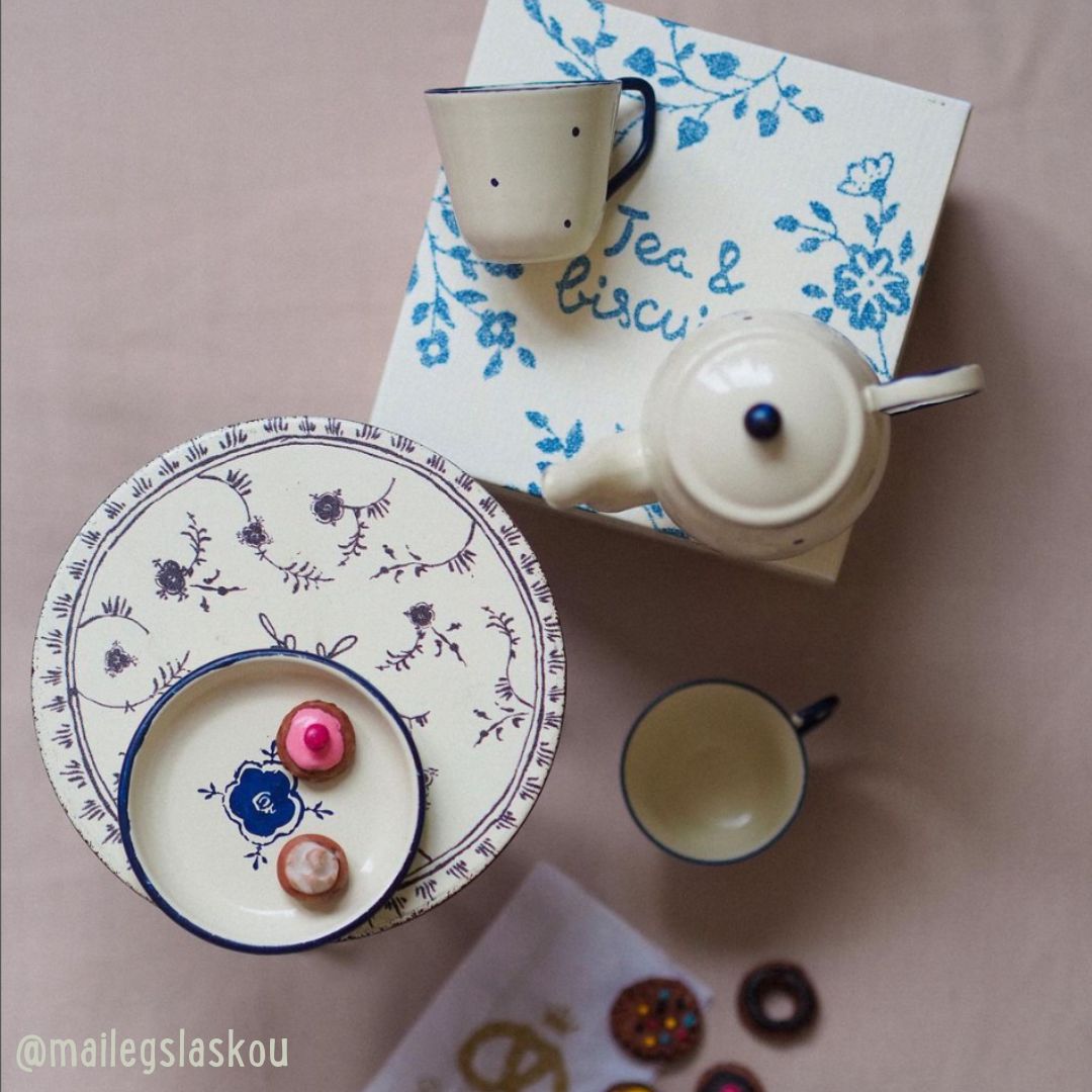 Tea and biscuits.