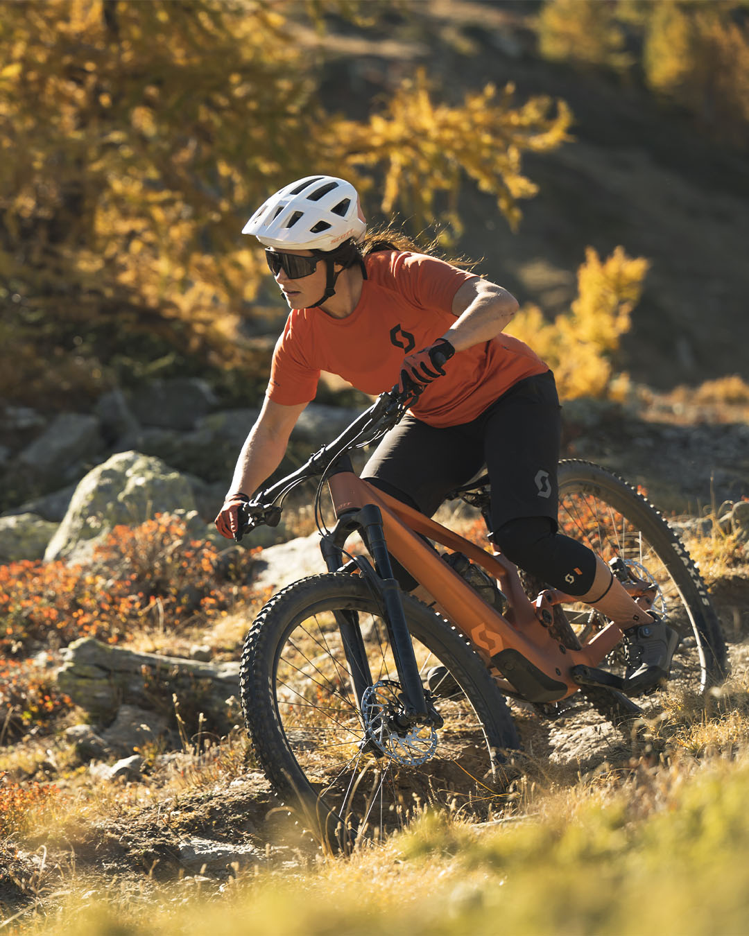 A woman riding with the SCOTT Trail collection gear