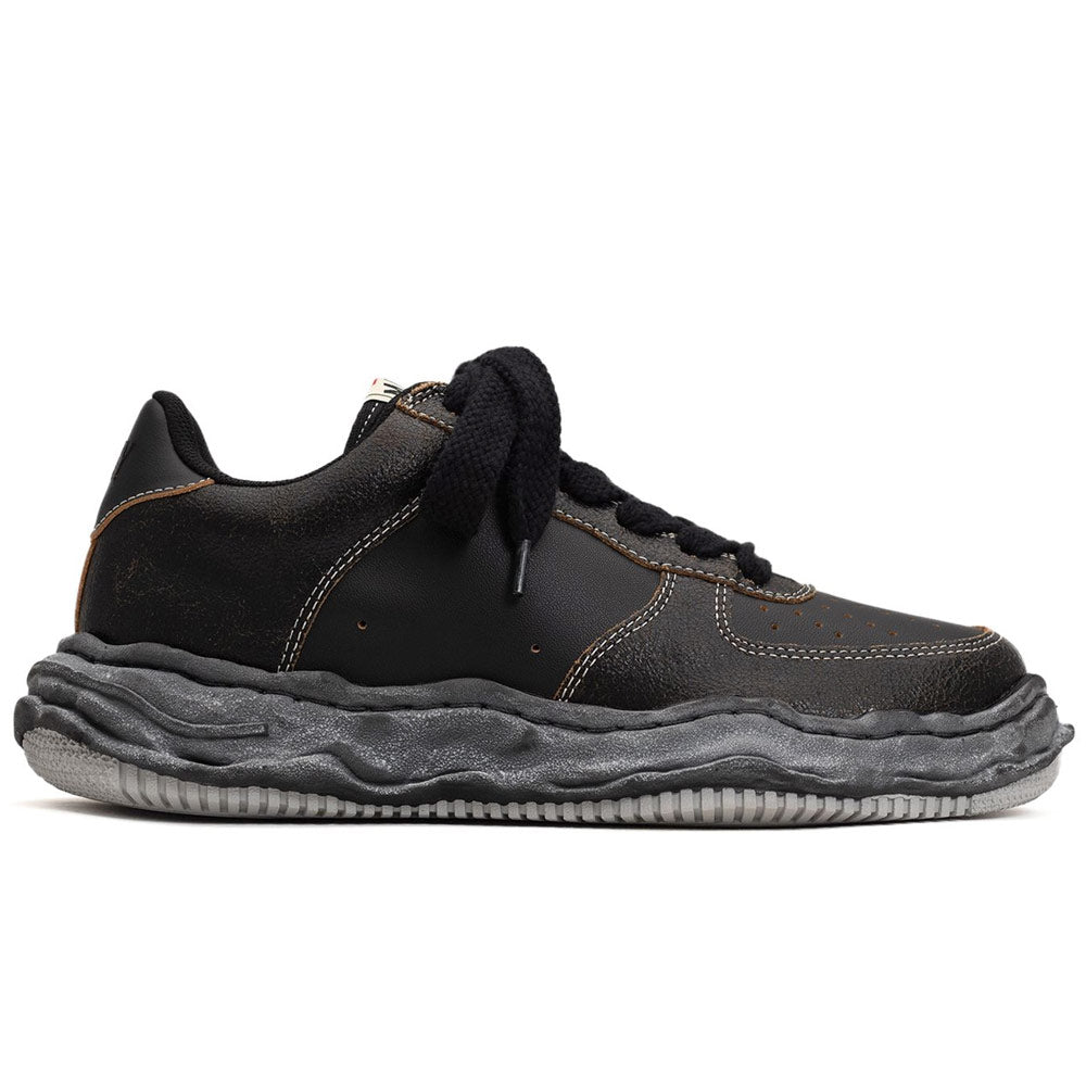 Image of WAYNE OG Sole Cracking Leather Low-Top Sneaker 'Black / Black'