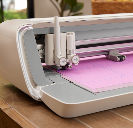 SINGER® MOMENTO™ 24 inch Craft Cutting Machine + FREE GIFT