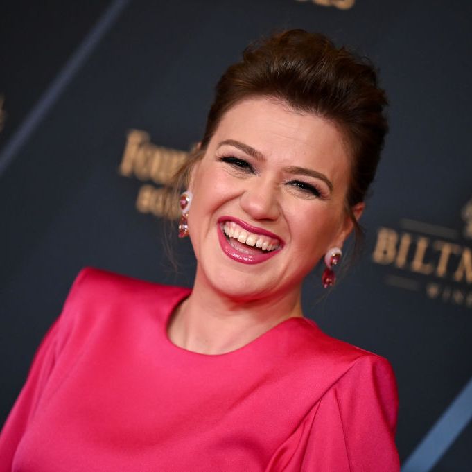 Kelly Clarkson Stole the Show at the Daytime Emmy Awards in a Stunning Pink Dress