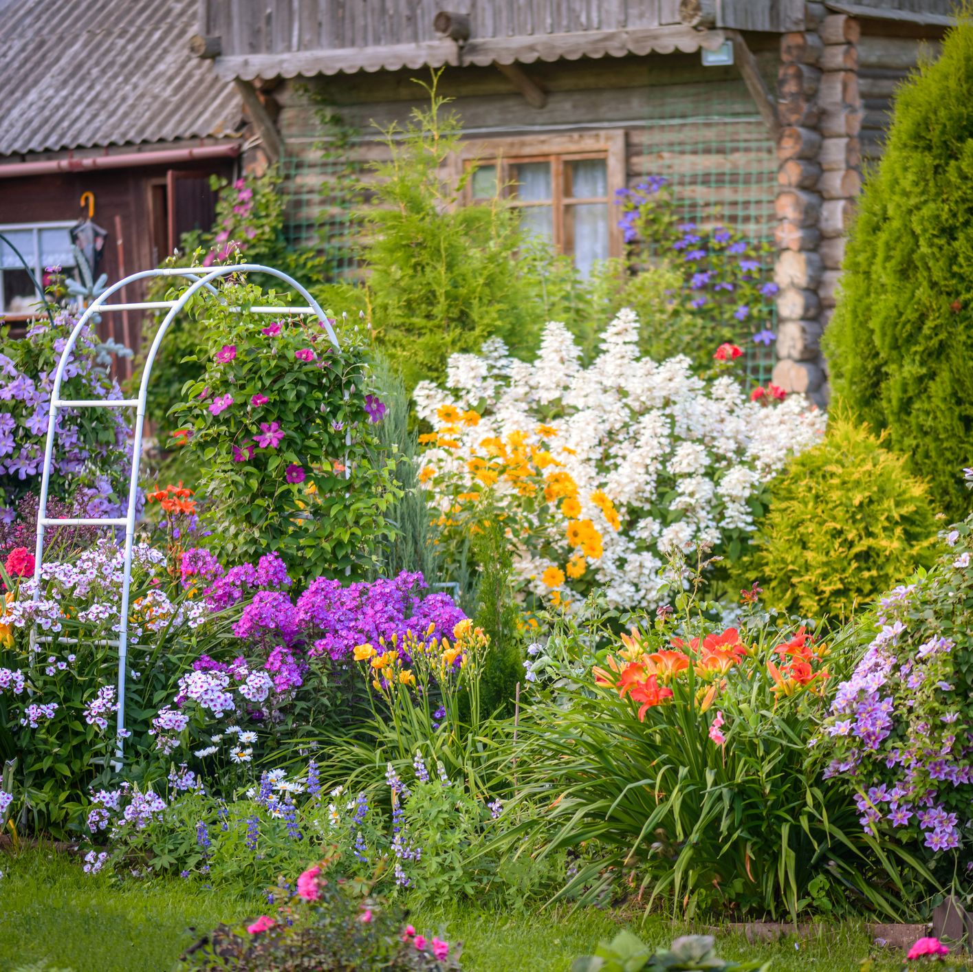 Up the Dreamy Factor of Your Yard with These Cottage Garden Ideas